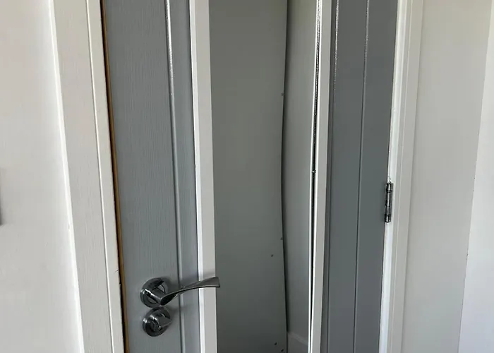 Gatwick Guest House - Short & Long Stay, Airport Parking, Airport Shuttle, Early & Late Check In - 49, Rh11 8Qx Crawley 